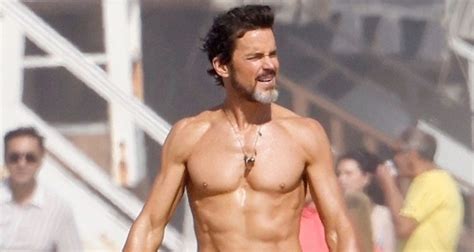 Matt Bomer Shows Off Ripped Shirtless Physique & Lower Back。